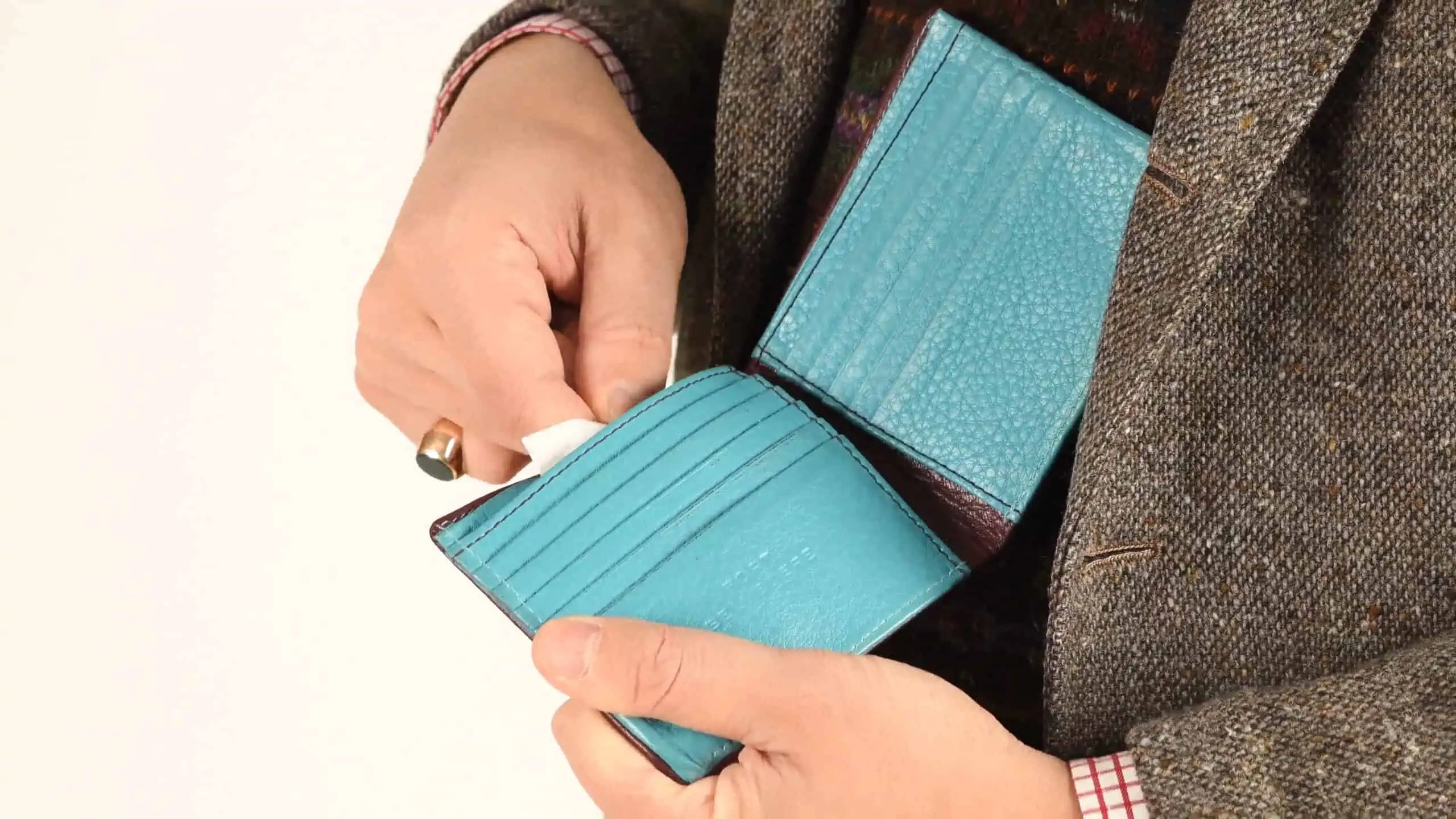 Fort Belvedere wallets do not have coin compartments.