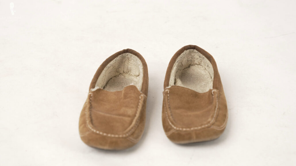 A pair of slippers with quilted lining for a warm & elegant touch.