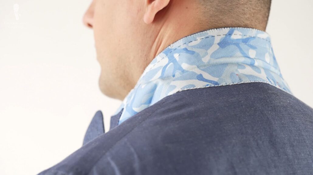 The coral patterns on the collar lining add a bold casual touch!