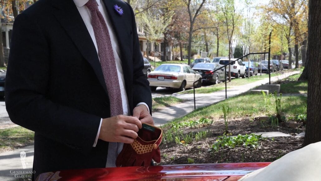 Since driving gloves are unlined, they can be worn during summer or warm weather.