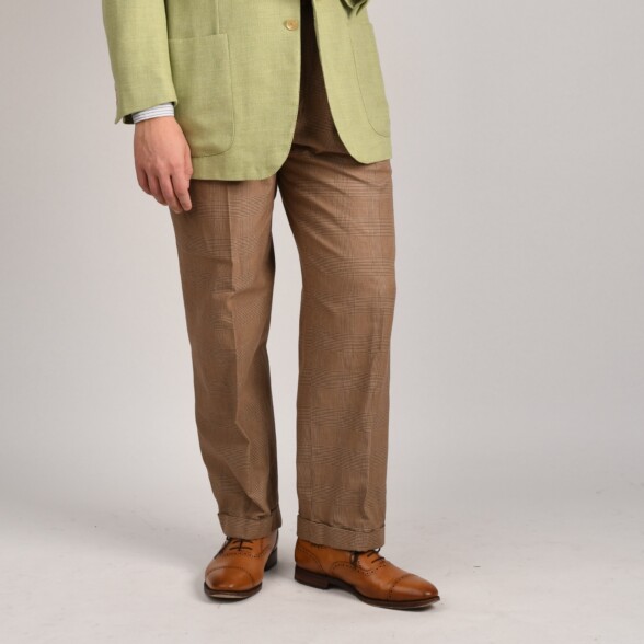 Raphael wears a pair of tan Oxford shoes with a summer outfit.