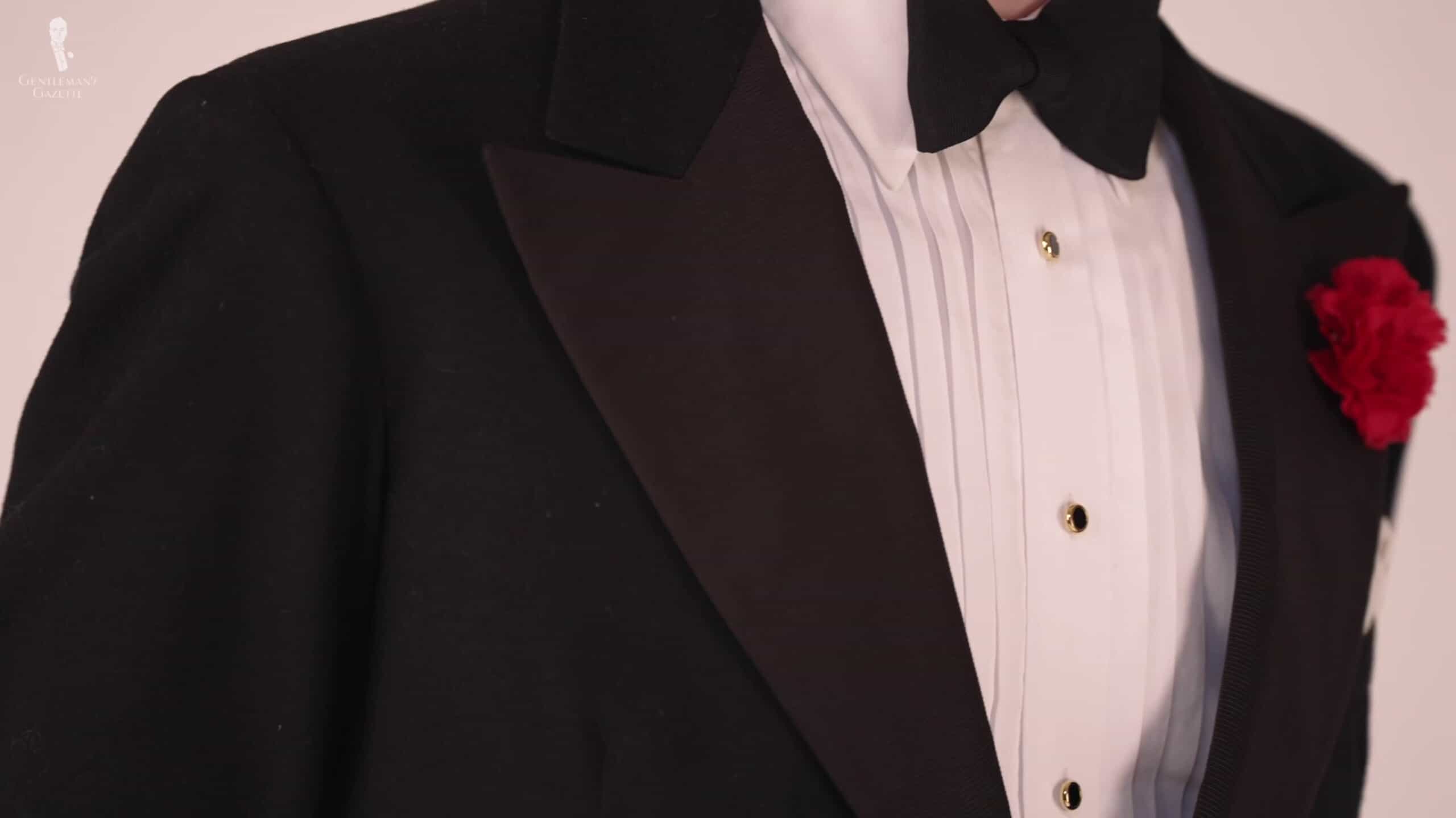 Tuxedos have a peaked lapel or a shawl collar usually with contrasting facings.