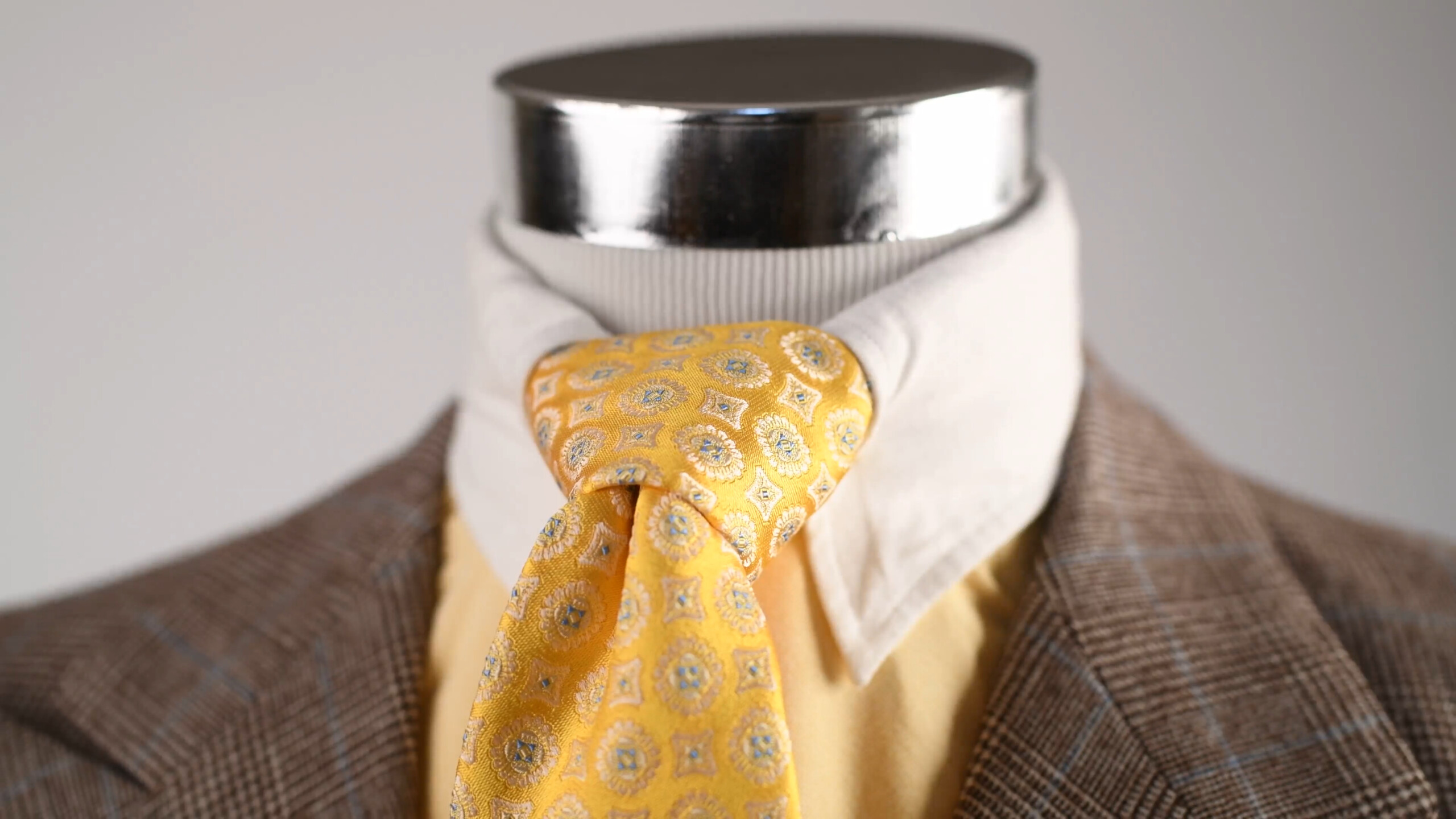 A tab collar shirt and Half Windsor Knot simply do not match