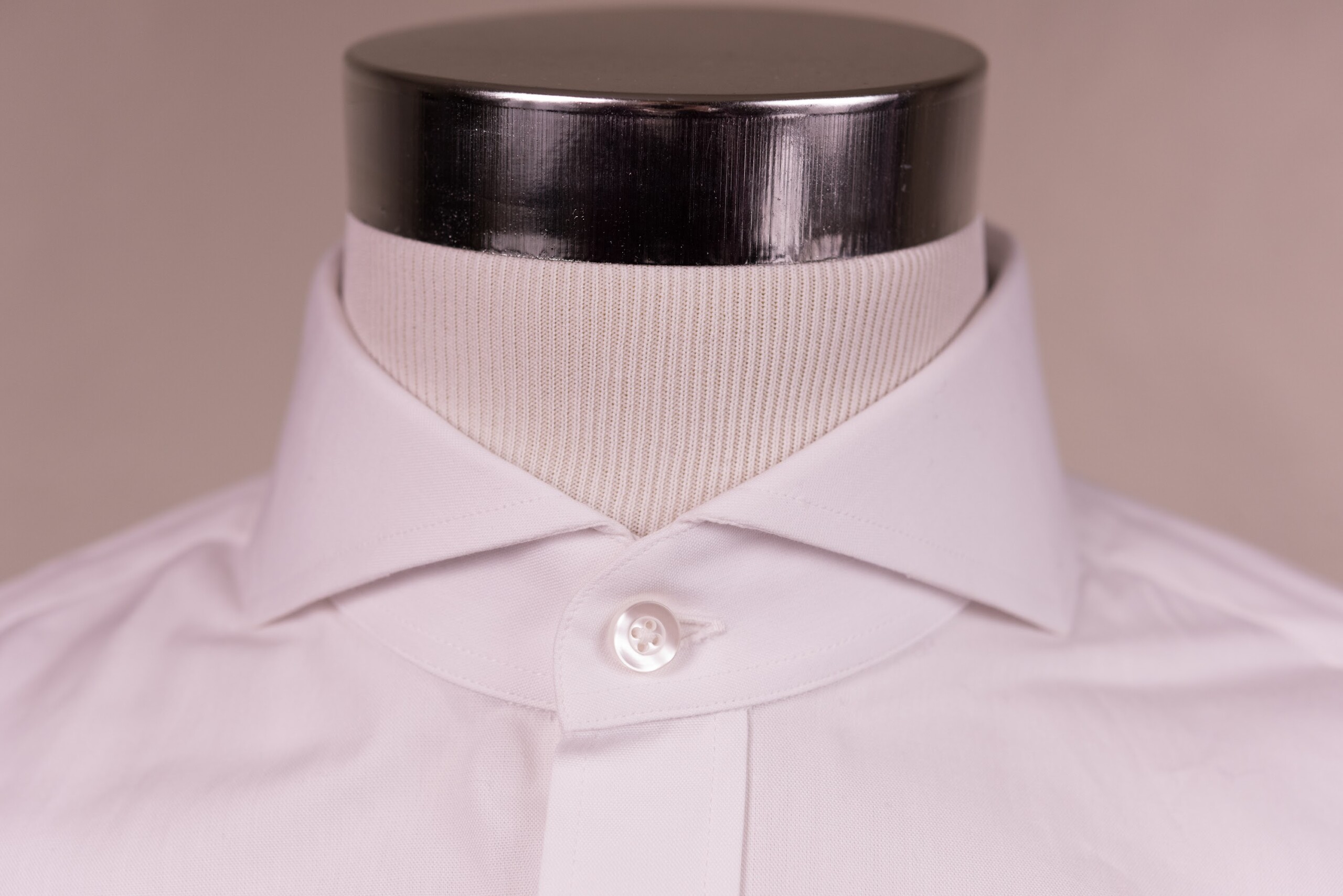 An extreme cutaway collar may work for the Half Windsor Knot