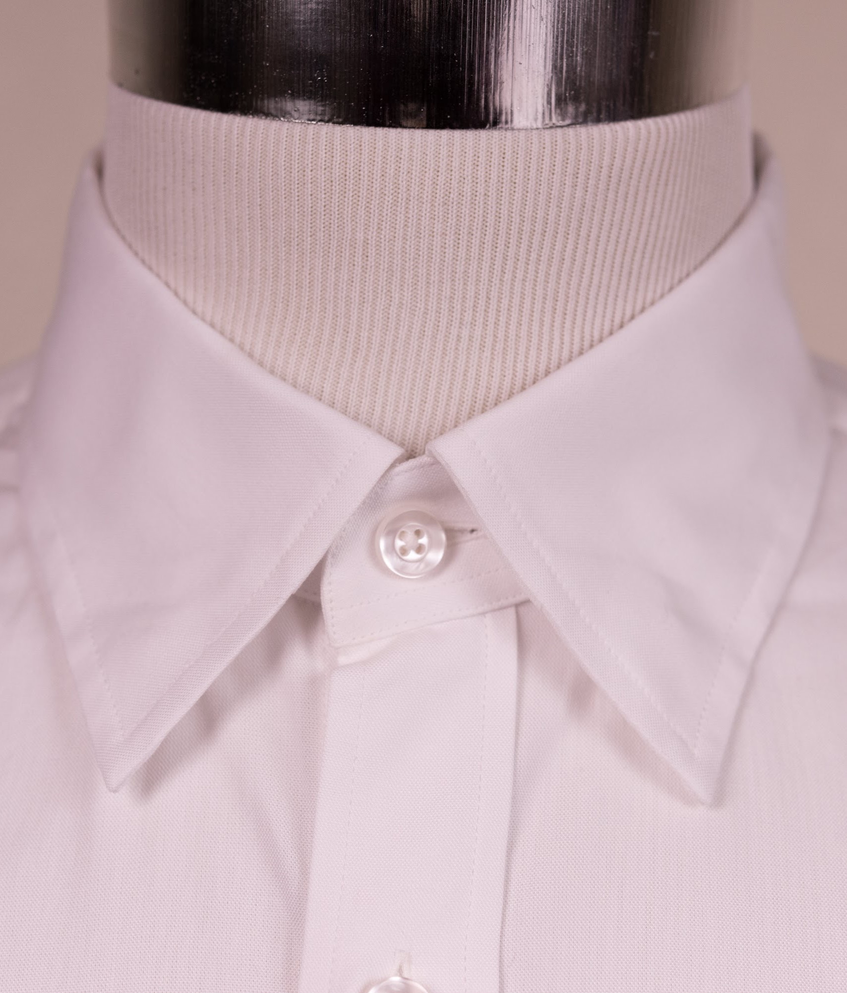 Avoid narrow collars when wearing the half Windsor Knot