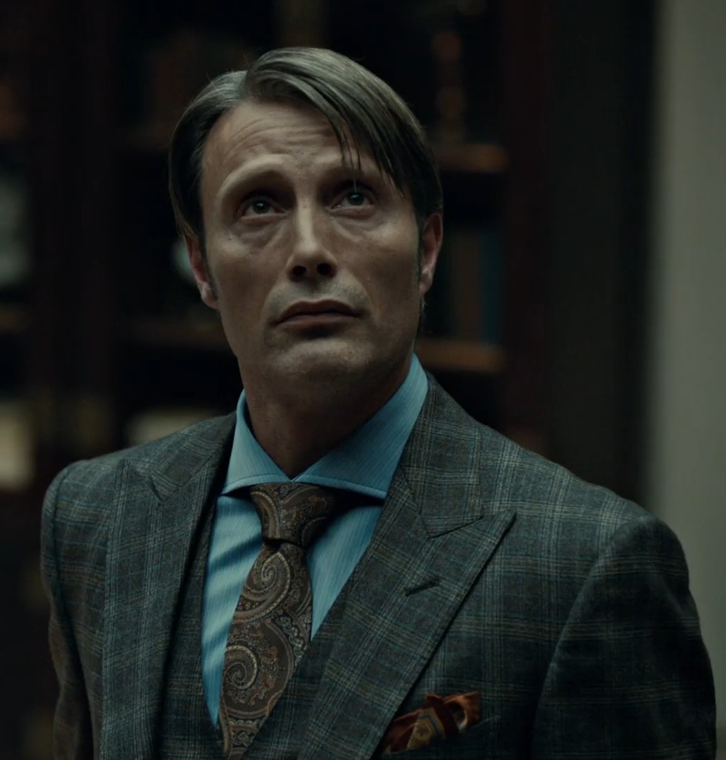 Mads Mikkelsen wore very large tie knots with extreme cutaway collars in the role of Hannibal