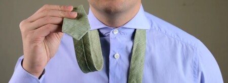 Start with the slim end of the tie on your right