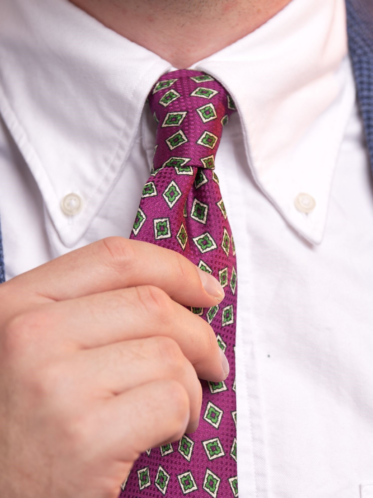 The Four In Hand method creates a elegantly slim tie knot