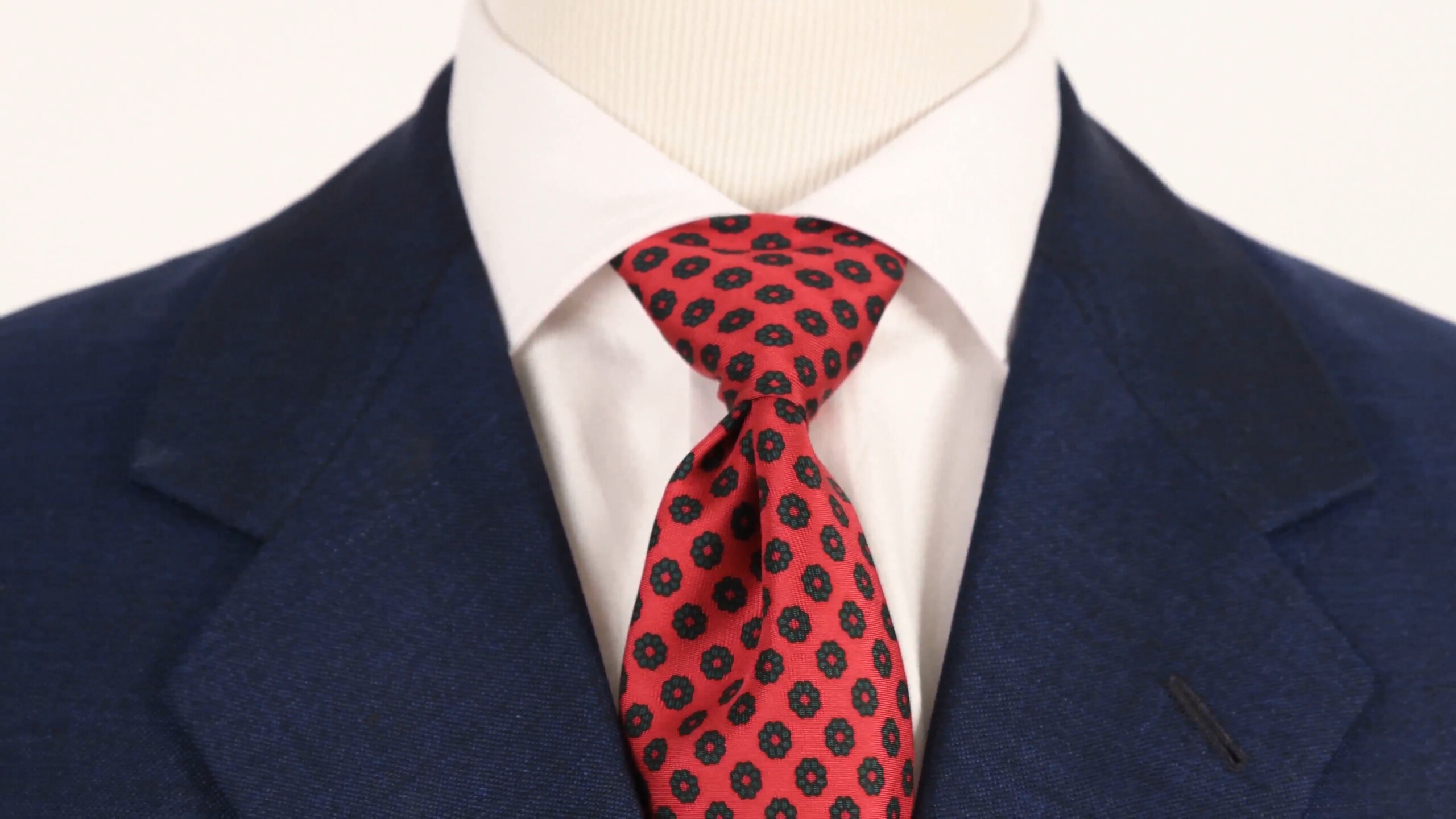 The spread or cutaway collar is the perfect choice for the Half Windsor Knot