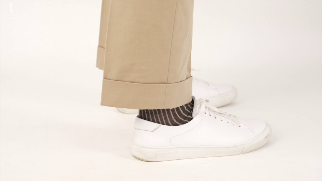 White sneakers with brown-toned socks look more casual. Shadow Stripe Ribbed Socks Dark Brown and Beige Fil d'Ecosse Cotton - Fort Belvedere