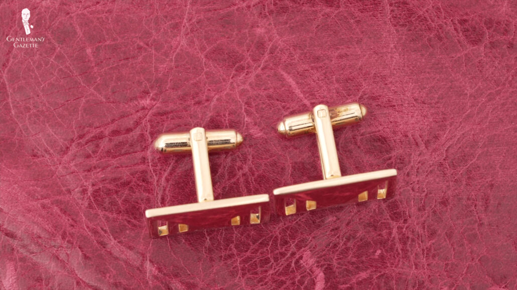 Cheap cufflinks unanimously have T-bar closures.