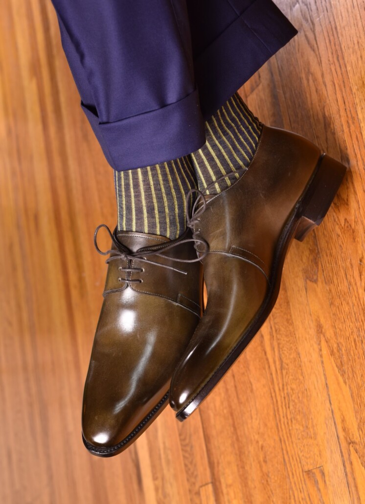 Derby shoes have an open lacing system