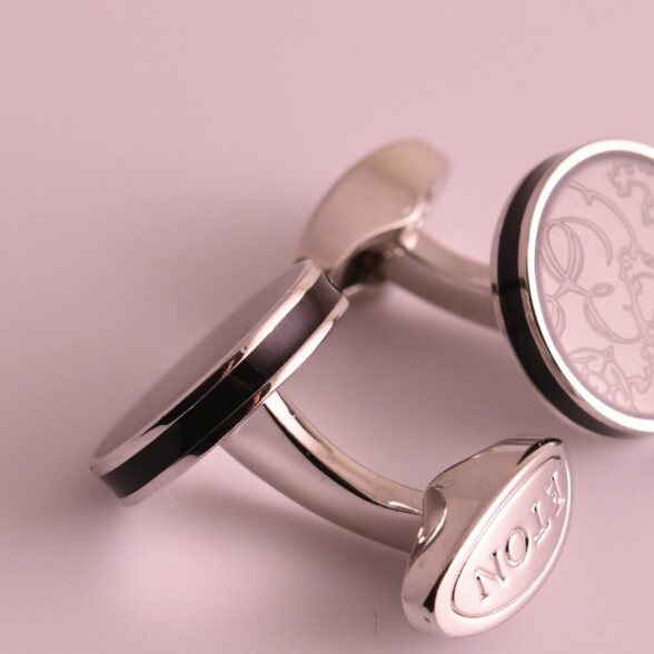 Expensive T-bar cufflinks often have a decorative foot that distinguishes them from the cheap T-bar cufflinks.