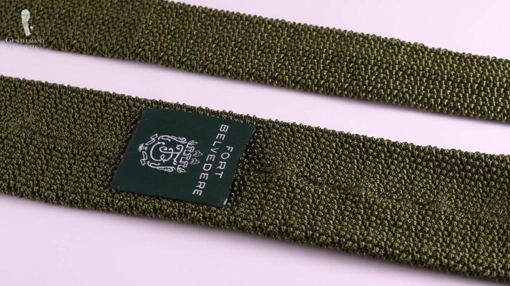 Knit tie in solid malachite green.