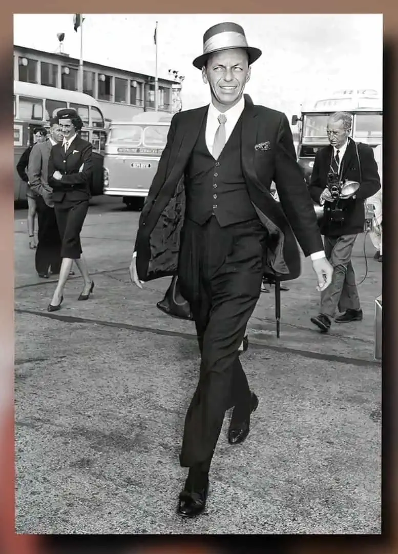 Photo of Frank Sinatra at Heathrow in 1961