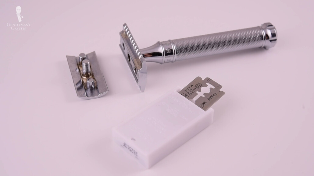 Photo of DE razor blade with a DE razor handle