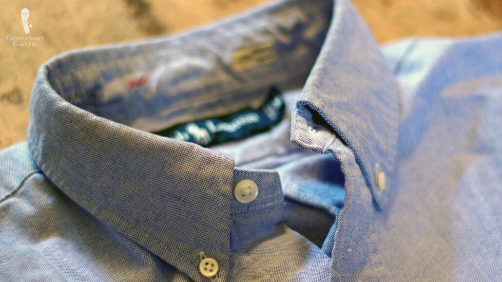 OCBD have collar buttons while most long sleeve polos do not have due to spread collar style.