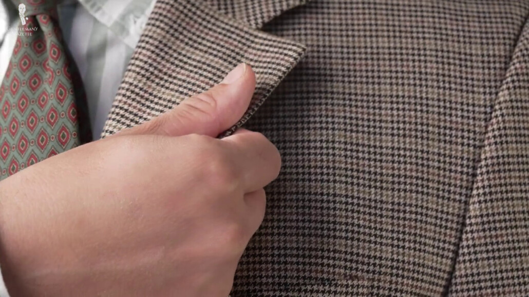 The lapel of this cheap jacket has no buttonhole