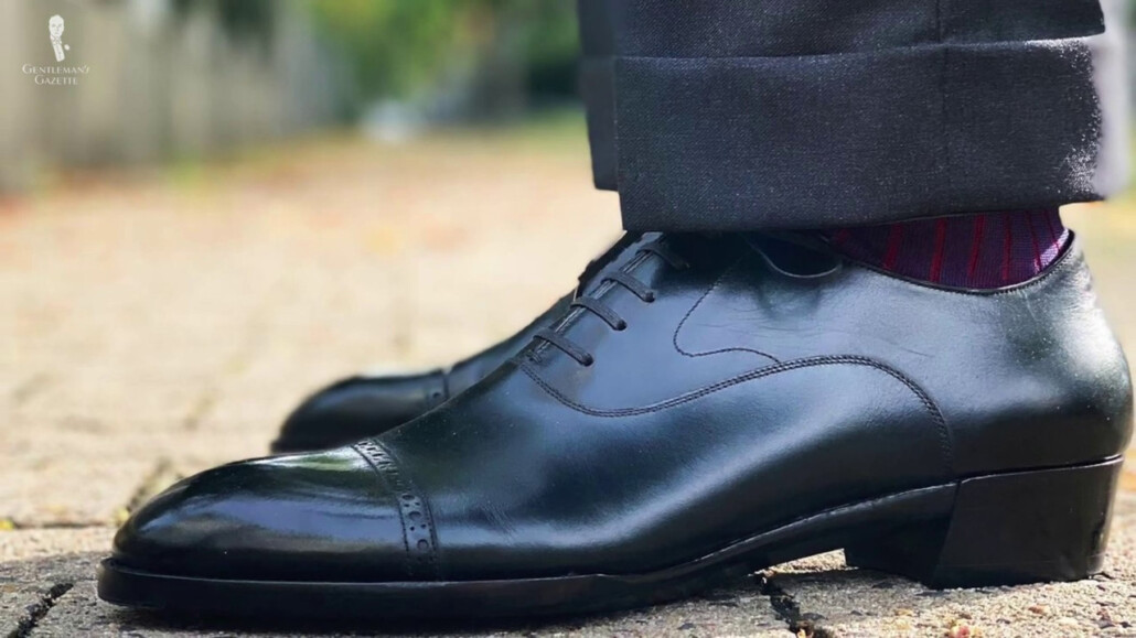 A black well-fitting oxford shoes