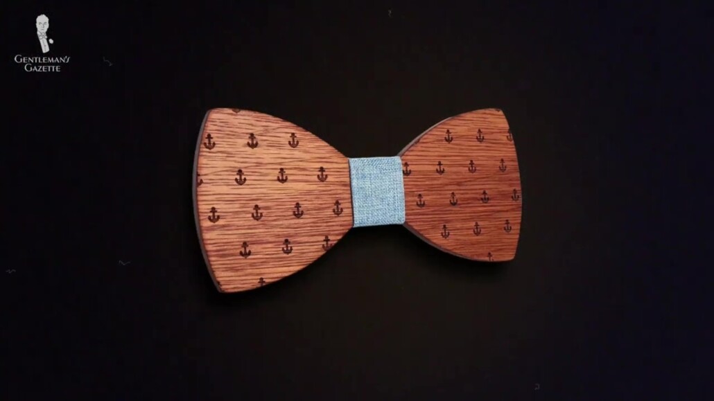 A wood bow tie