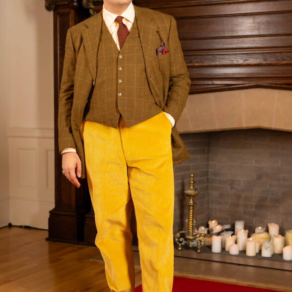 Photo illustrating full cut trousers with a tapered leg