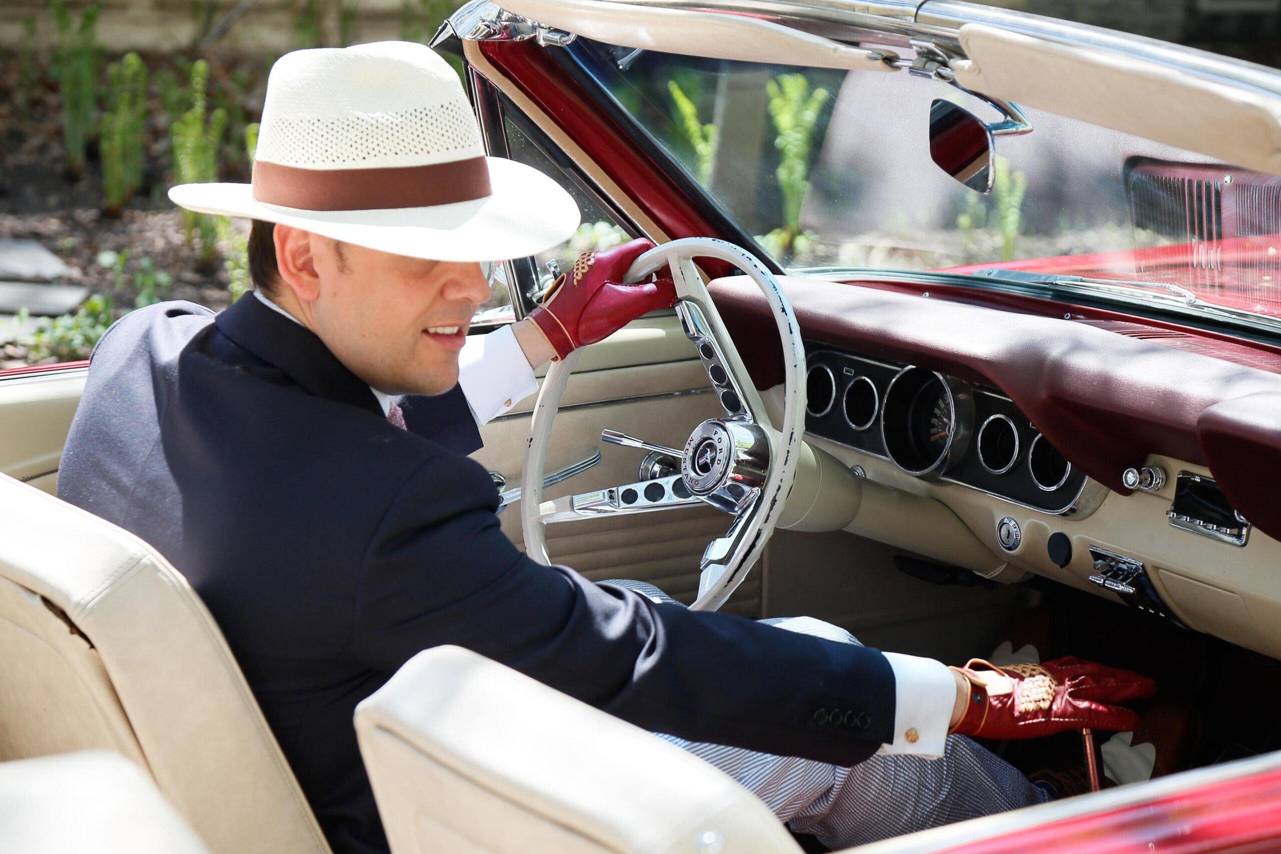 20180507 Jp 7239 Scaled Raphael poses in a sports car